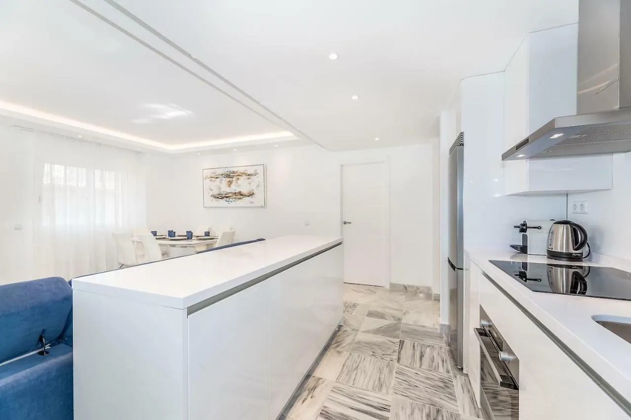 Friends & Family Well Presented Apartment Located In La Dama De Noche Marbella