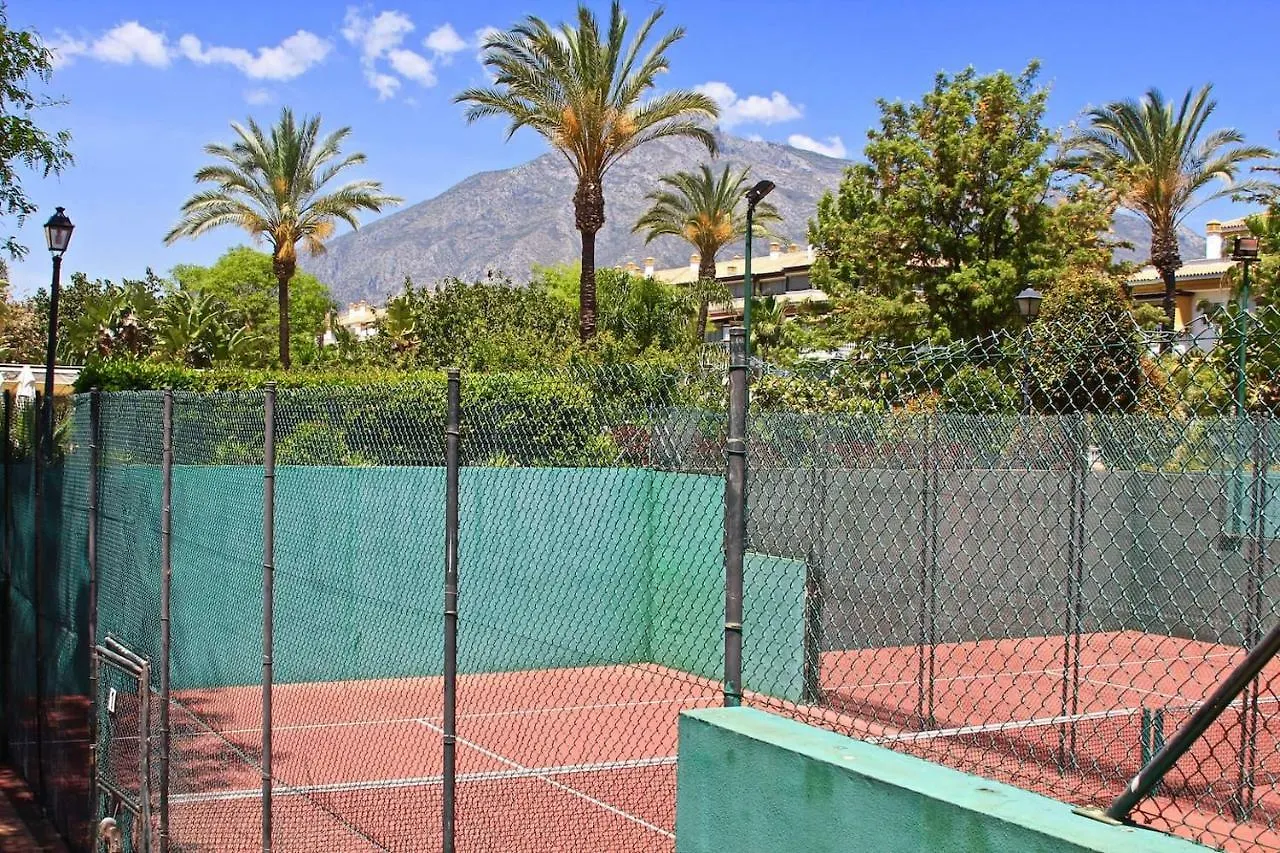 Friends & Family Well Presented Apartment Located In La Dama De Noche Marbella