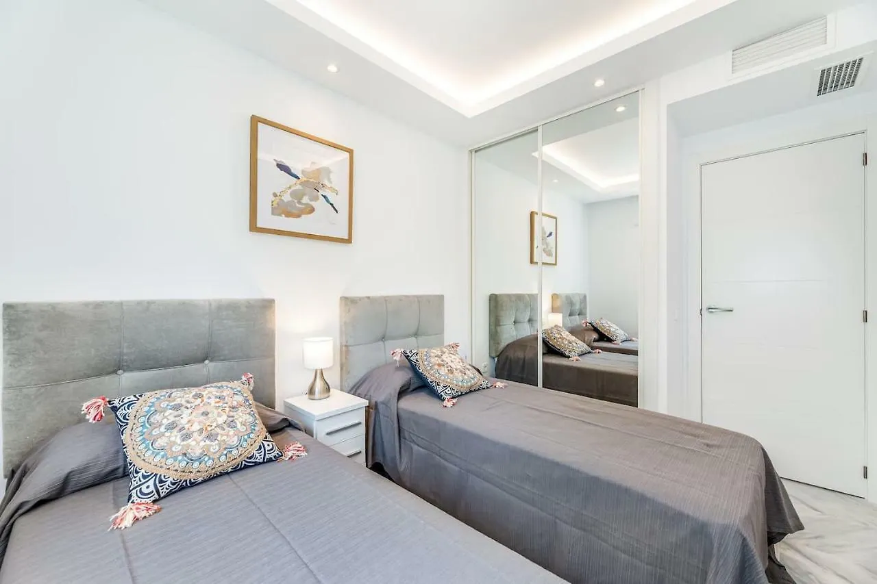 Friends & Family Well Presented Apartment Located In La Dama De Noche Marbella